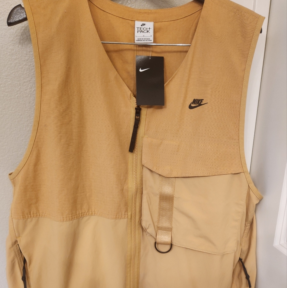 Nike Sportswear Tech Pack Unlined Vest DM5534-737 Men's Size large NWT